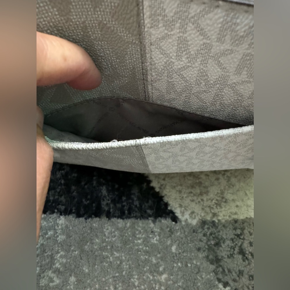 Michael Kors purse - Picture 2 of 6